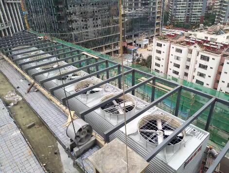它通过将水喷洒到外表面